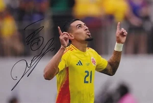 Football -Daniel Munoz - Hand Signed 12x8 Inch Photograph - Colombia - COA - Picture 1 of 1