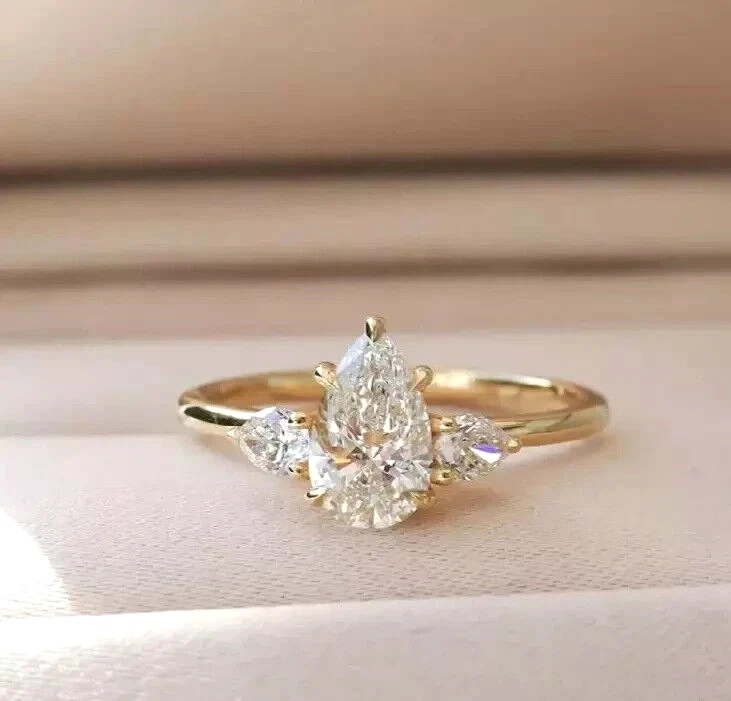 Anel de ouro amarelo 14k com três pedras de diamante cultivado em laboratório corte pera 2,30 ct com certificação IGI - Imagem 1 de 4