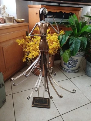 Statua In Metallo  Donna Che Canta - Immagine 1 di 4