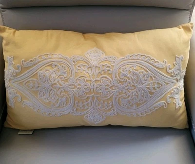 Travesseiro lombar bordado amarelo pálido decoração algodão muito bom estado - Imagem 1 de 4