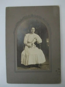 ANTIQUE CABINET PHOTO PORTRAIT ATTRACTIVE EDWARDIAN GIRL IN WHITE w/ DIPLOMA - Picture 1 of 3