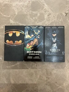 3 BATMAN VHS Movies Pack Bundle Forever, Returns Movie VIDEO TAPE - Foto 1 di 6