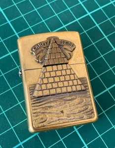 Zippo Ölfeuerzeug 1996 Zippo Feuerzeug CARPE DIEM Freemason Vintage Free Shipping - Bild 1 von 2