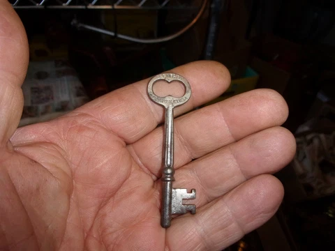 ANTIQUE R & E MFG. CO. NO. A57 SKELETON KEY. 3" Cover