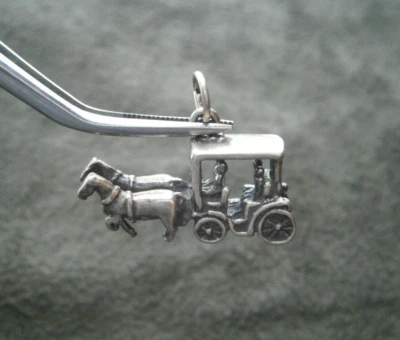 Dije vintage de plata esterlina para dos caballos buggy y pasajeros ~ 4,4 g Foto 1 de 4