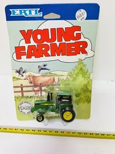 ERTL TRACTOR YOUNG FARMER DIE CAST JOHN DEERE 1:64 VINTAGE NEW!!! - Foto 1 di 5