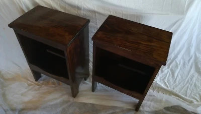 Coppia Di Comodini. Legno Massello. Stile Rustico. Verniciati Colore Noce. - Immagine 1 di 4