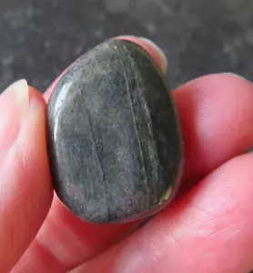 RARE ISUA STONE (14.8 grams / 25 mm) TUMBLED & POLISHED (B2) (GREENLAND) - Foto 1 di 7