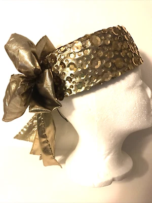Sombrero Pastillero Whittall & Shon Lentejuelas Doradas con Gran Lamé Dorado Nochevieja Foto 1 de 4