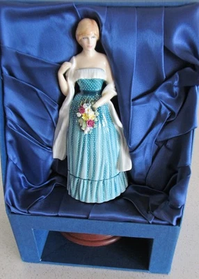 Royal Doulton Lady Diana Spencer HN 2885  Limited Ed 1310/1500 w/stand 8" Tall - Image 1 of 4