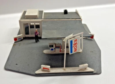 1980'S TYCO  HO Scale EXXON GAS STATION BUILT UP  TRAIN DISPLAY - Image 1 of 4