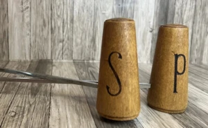 Salero y pimentero de madera vintage para barbacoa con mango largo   - Imagen 1 de 3