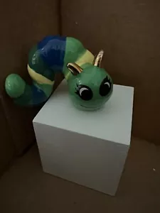 Nora Fleming Retirado Mini ST JUDE Pulgada por Pulgada Oruga Nuevo Raro A245 - Imagen 1 de 5