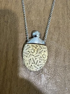 Estée Lauder Vintage 1976 Perfume Necklace Carved Faux Ivory. V Good Condition - Picture 1 of 3