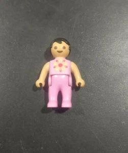 PLAYMOBIL BEBE MORENO CON TRAJE ROSA - 13/4/21 - Picture 1 of 1