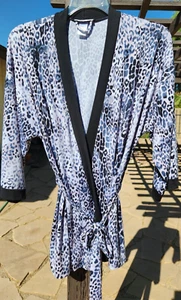 Linea Donatella rosa & schwarz Gepardenmuster Langarm kurz Wickel Morgenmantel Medium - Bild 1 von 4