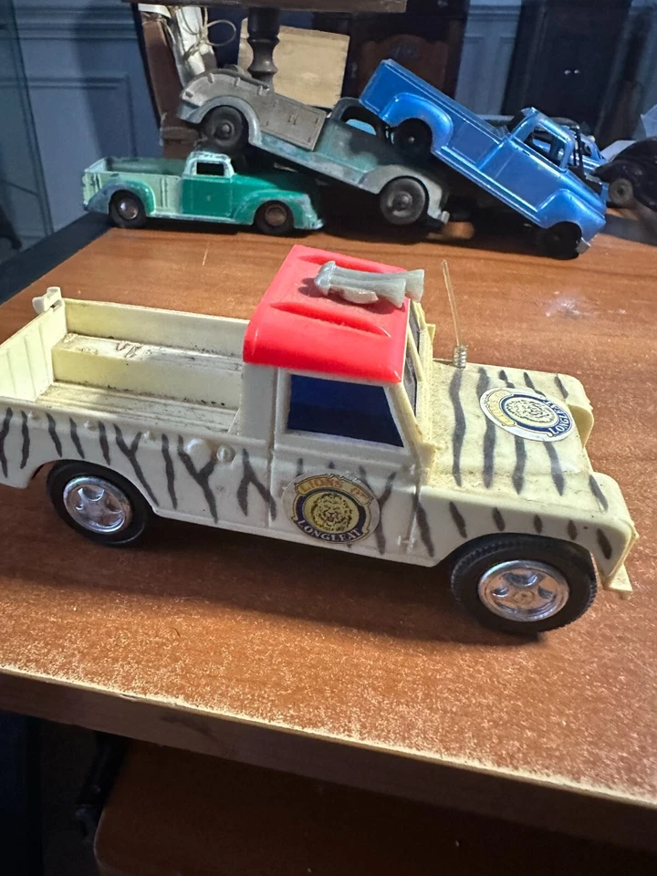 Corgi Land Rover  Lions Of Longleat Vintage Toy Truck Model Collectible plastic - Image 1 of 4