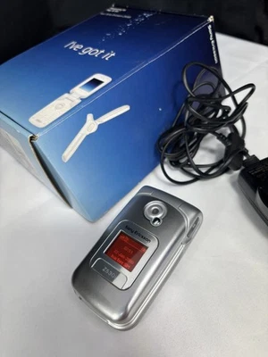 Sony Ericsson Z530i Silver O2 Network 24MB 1.8" 0.3MP Mobile Flip Phone Working  - Image 1 of 4