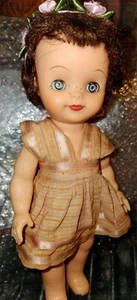Muñeca Bebé De Colección 10” Effanbee Tipo “Esponjosa” con Pelo Rizado Oscuro Dormir Ojos Pecas - Imagen 1 de 9