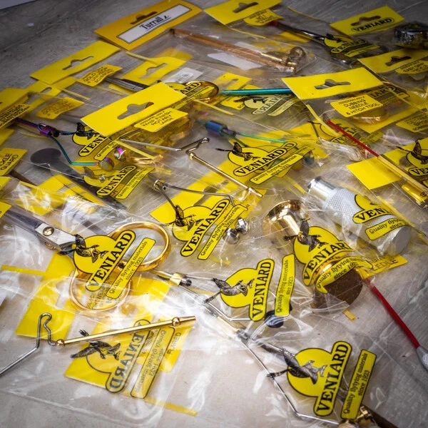 Veniard Fliegenbindewerkzeuge, Hackzange, Schere, Spulenhalter, Zackengewinde