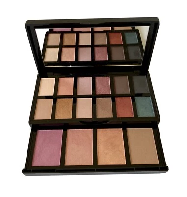 Nueva paleta Lancome A Parisian Wanderlust para ojos (12) y rostro (4) 0,81 oz / 23 g Foto 1 de 3