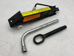 AUDI A8 A8L S8 2011-2018 gato de neumático de repuesto de emergencia con gancho de remolque y juego de llaves OEM - Imagen 1 de 6