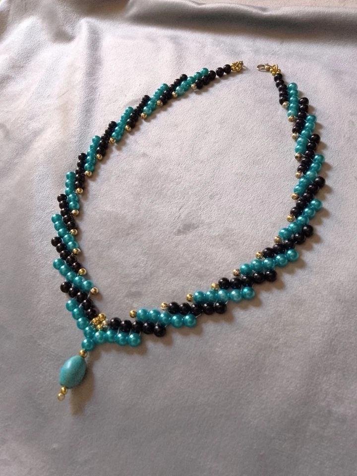 Collana Elegante Perle Nero Turchese Pendente Pietra Turchese Naturale  - Immagine 1 di 4