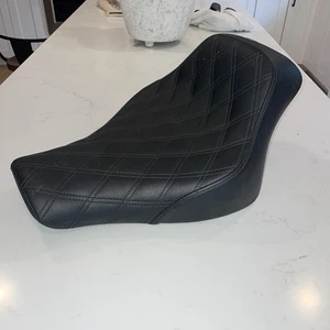 Saddlemen Seat For Harley Model 818-33-002LS DAMAGED - Foto 1 di 14