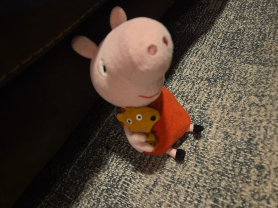 4 figuras de Peppa Pig mamá y papá cerdito con 2 figuras de cerdito  Foto 1 de 1