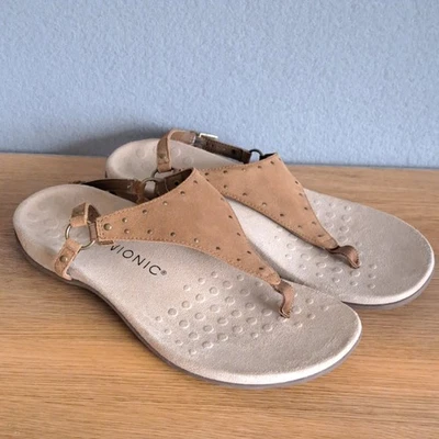Vionic Margot Tan Suede Studded Sandals Women’s Size 9.5 Low Heel Orthotic Thong Foto 1 de 4