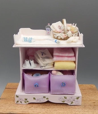 Cambiador artesanal vintage único en su clase para casa de muñecas miniatura 1:12 Foto 1 de 4