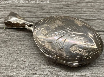 Unmarked Tests Sterling Silver Vintage Etched Oval Locket 1.5" Length 4.05g - Image 1 of 4