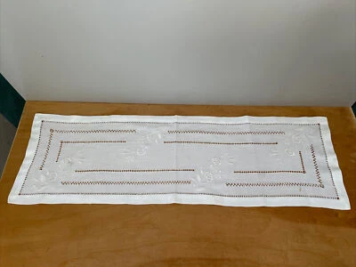 Napperon Centre de table Dessus De Meuble Brodé de Fleurs 26,5x86 cm Vintage - Photo 1/4