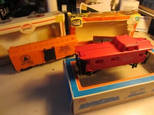 HO trains; Lot # 2 of three nice track ready freight cars in orig boxes - Picture 1 of 4