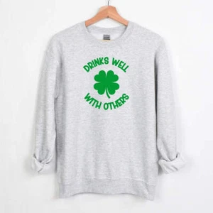 Bebidas bien con otros - Divertida sudadera irlandesa - Día de San Patricio - Imagen 1 de 54