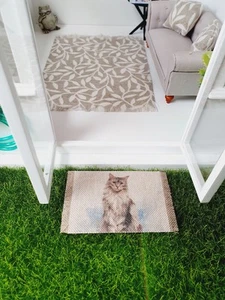 Alfombra de puerta de tela con diseño de gato para casa de muñecas | Escala 1:12 | Alfombra en miniatura - Imagen 1 de 2