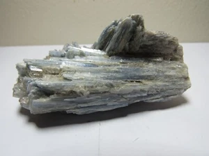 Esemplare minerale di cianite lame blu in matrice di cristalli di quarzo trasparente.. 112g - Foto 1 di 5