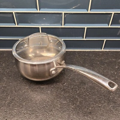 Olla para salsa Belgique de acero inoxidable de 3 cuartos con tapa de vidrio apta para horno Foto 1 de 4