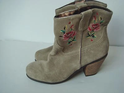NUEVAS BETSEY JOHNSON 6.5 Botas Cortas Tostadas Gamuza Bordadas Flores $160 Foto 1 de 4