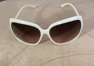 Jessica Simpson Retro eckige Sonnenbrille weißes Gestell goldene Nieten braune Gläser - Bild 1 von 6