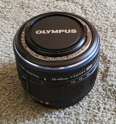 Olympus M.Zuiko Digital ED 14-42mm 3.5-5.6 Lens Black Edition Kit - Image 1 of 4