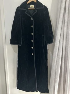 VINTAGE Farmer’s BLACK VELVET MAXI COAT Victorian Gothic Opera Small Medium - Bild 1 von 17
