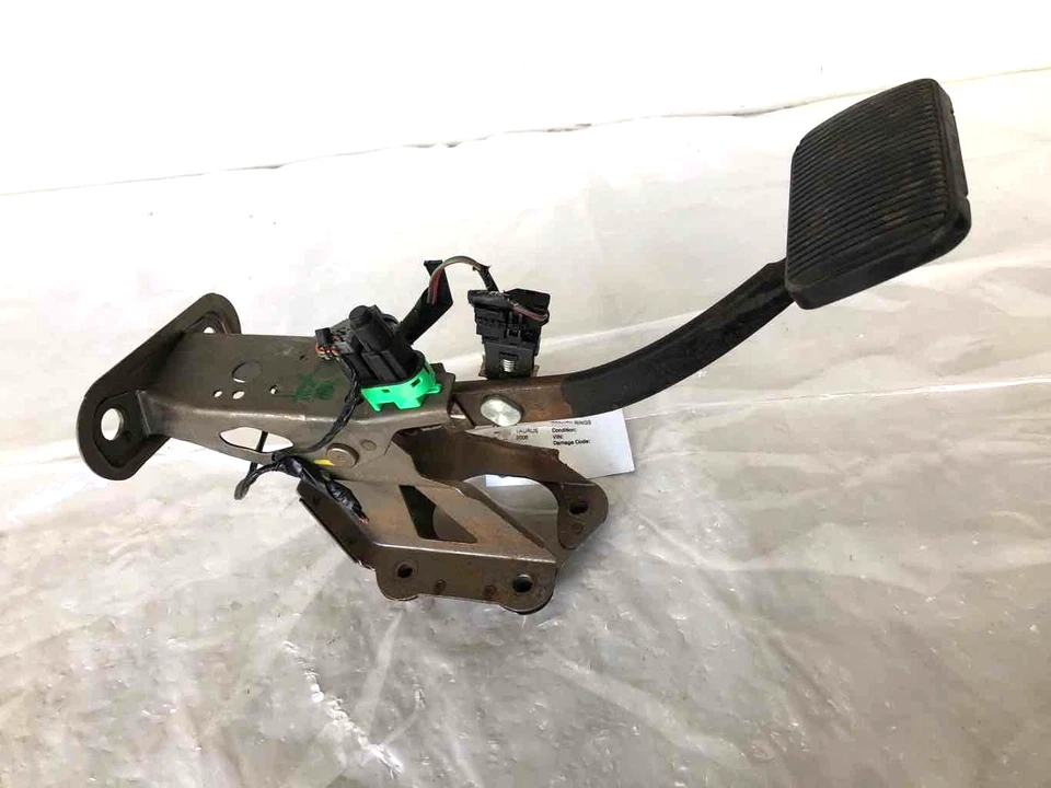 2006 FORD TAURUS Floor Brake Stop Foot Pedal w/ Bracket Sensor OEM - Image 1 of 4
