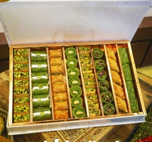 1kg verschiedene Baklava - Handmade in Palestine - Pistazien & Nuss Süßigkeiten Geschenk - Bild 1 von 7