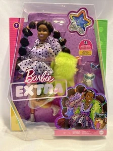 Barbie Bambola Extra in Top, Pantaloncini e Scrollate di Spalle Pelose con Pet Pomerania #7 - Nuova 2021 - Foto 1 di 9
