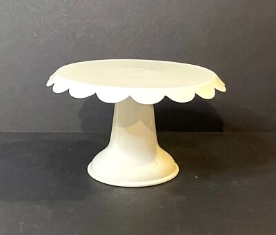 Pedestal pequeño de metal blanco con borde festoneado Foto 1 de 4