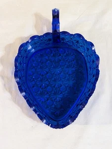 LE Smith DAISY & BUTTON GLASS ROYAL/COBALT BLUE Tear Drop Candy Dish w Handle - Picture 1 of 6