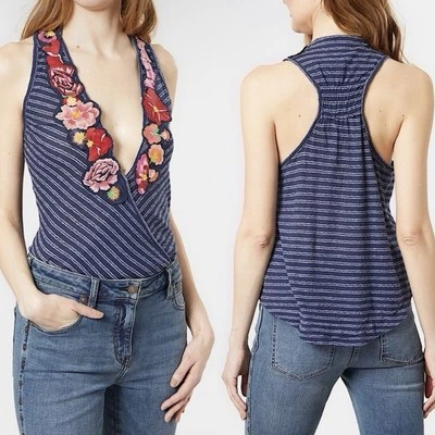 Camiseta sin mangas Free People pequeña Frida a rayas bordada floral azul NUEVA $78 Foto 1 de 4