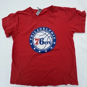 Gildan Philadelphia 76ers Kinder T-Shirt rot Größe Small S Baumwolle NBA Basketball - Bild 1 von 8