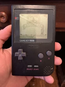 Sistema portátil Nintendo Game Boy de bolsillo negro 1996 MGB-001 con carro de juego y reloj - Imagen 1 de 7